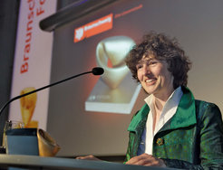 Für ihre Arbeiten auf dem Gebiet der Fluoreszenzspektroskopie erhielt Petra Schwille bereits viele Auszeichnungen, darunter 2010 den Gottfried Wilhelm Leibniz-Preis der Deutschen Forschungsgemeinschaft. Das Bild zeigt sie im darauffolgenden Jahr bei der Verleihung des Braunschweiger Forschungspreises.