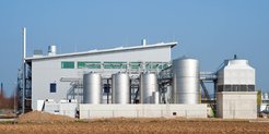 Eine Quelle für Biosprit der zweiten Generation: In einer Demonstrationsanlage im bayrischen Straubing gewinnt das Schweizer Unternehmen Clariant Ethanol aus Weizenstroh. Mercedes-Benz testet den Treibstoff in seinen Fahrzeugen.
