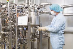 In der Biotechnologie wie etwa bei der Impfstoffherstellung bei Novartis werden Mikroorganismen in Fermentern kultiviert und als Produktionsstätten für diverse Substanzen eingesetzt.