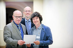 Bei der Veranstaltung in Berlin: Die Koordinatoren des Projekts Petra Schwille (re.) und Kai Sundmacher (Mitte), gemeinsam mit Max-Planck-Präsident Martin Stratmann.