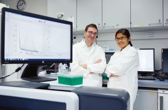 Zusammen mit Tobias Erb untersucht Nina Cortina den CETCH-Zyklus. Die philippinische Wissenschaftlerin ist Expertin für Massenspektrometrie. Im Vordergrund ein Fotospektrometer, mit dem Enzymmessungen durchgeführt werden.