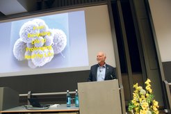 Ein Vorreiter der synthetischen Biologie: Craig Venter spricht bei der Eröffnung des Dresdener Zentrums für Systembiologie, das die Max-Planck-Gesellschaft und die TU Dresden gemeinsam eingerichtet haben.